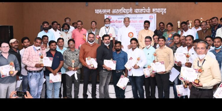 कल्चरल फाउंडेशनतर्फे कोरोना योद्धांचा माजी आ.चंद्रकांत रघुवंशी यांच्या हस्ते सत्कार