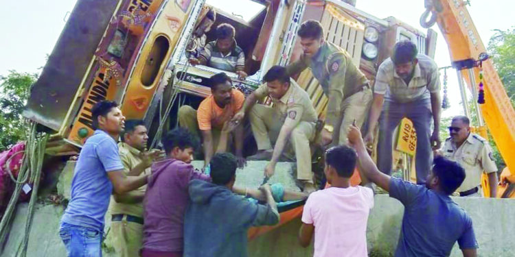 नवापूर पोलिसांच्या अथक प्रयत्नानंतर तब्बल आठ तासानंतर चालकाला सुखरूप बाहेर काढले