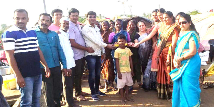 बडगुजर समाजातर्फे गरजूंना मिठाई, फराळ, फटाक्यांची किट वाटप