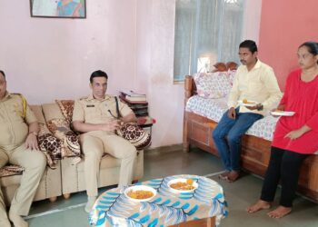 जिल्हा पोलीस अधीक्षक पी . आर . पाटील यांनी कोरोना शहीद पोलीस अमंलदारांच्या घरी साजरी केली दिवाळी