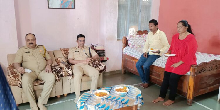 जिल्हा पोलीस अधीक्षक पी . आर . पाटील यांनी कोरोना शहीद पोलीस अमंलदारांच्या घरी साजरी केली दिवाळी
