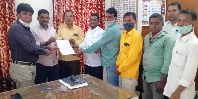 धवळीविहीर येथील आरोग्य उपकेंद्र इमारत बांधकामाची चौकशी करावी : ग्रामस्थांचे गटविकास अधिकारी यांना निवेदन