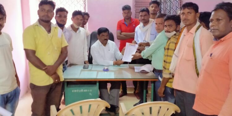 प्रपत्र ‘ड’ यादीत सुटलेली नावे समाविष्ट करावे, तळोदा येथे बिरसा फायटर्सतर्फे गटविकास अधिकारी यांना निवेदन