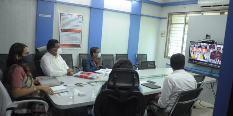 पंतप्रधान नरेंद्र मोदी यांनी व्हिडिओ कॉन्फरन्सद्वारे  जिल्हाधिकारी मनीषा खत्री यांच्याशी साधला संवाद