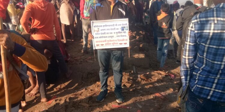 कोरोना लसीकरण जनजागृतीसाठी शिक्षकाने केली अस्तंबा शिखरावर जनजागृती