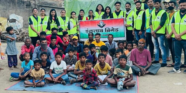 हृदय आणि इन्कलाब  ग्रुपतर्फे दुधाळे गावात  दिवाळीचा गोडवा