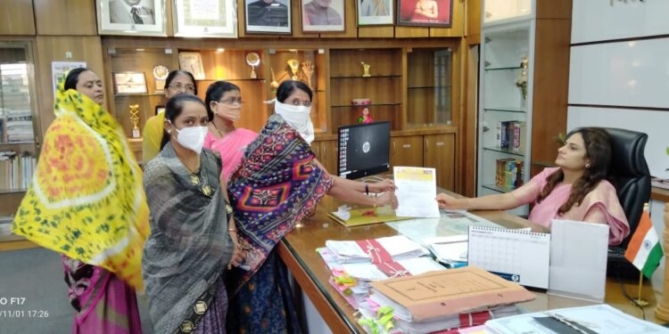 बालिका अत्याचार प्रकरणी युवाशक्ती अहिल्या सेनेचे जिल्हाधिकार्‍यांना निवेदन