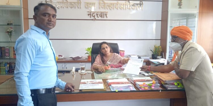 सफाई कामगारांचे सोमवारपासून उपोषण कुंदन थनवार यांनी दिले जिल्हाधिकार्‍यांना निवेदन