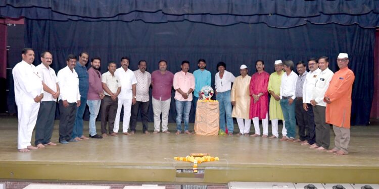 नंदुरबार येथे मराठी रंगभूमी दिनानिमित्त नटराज व रंगमंच पूजन