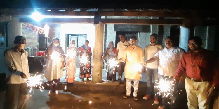 सामाजिक दातृत्व निभावत जि.प.उपाध्यक्ष ॲड राम रघुवंशी यांनी बेघरांसोबत साजरी केली दिवाळी