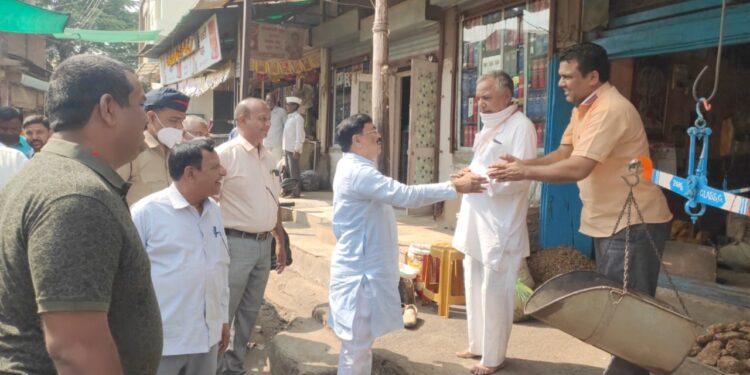 नवापूर शहरातील नागरिकांची आमदार शिरीष कुमार नाईक यांनी घेतली सदिच्छा भेट