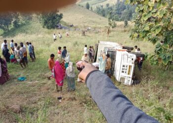 ओहवाकुवा येथे पिकअप दरीत कोसळल्याने झालेल्या अपघातात  एकाचा जागीच मृत्यू तर १२ जण जखमी