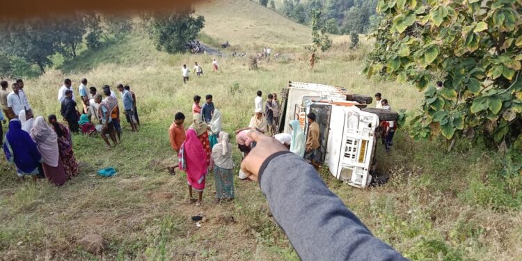 ओहवाकुवा येथे पिकअप दरीत कोसळल्याने झालेल्या अपघातात  एकाचा जागीच मृत्यू तर १२ जण जखमी