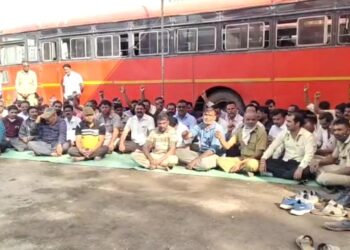 नंदुरबार जिल्ह्यात लालपरीची सेवा ठप्प, कर्मचार्‍यांच्या आंदोलनाचा प्रवाशांना बसला फटका