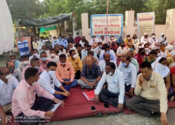 जिल्हा परिषदेच्या प्रशासनाचा दावा फोल ठरवत  आरोग्य कर्मचारी महासंघातर्फे शेकडो कर्मचाऱ्यांरी बसले उपोषणाला