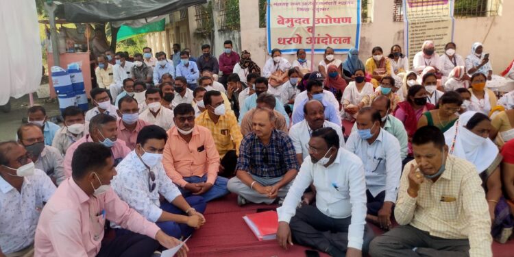 जिल्हा परिषदेच्या प्रशासनाचा दावा फोल ठरवत आरोग्य कर्मचारी महासंघातर्फे शेकडो कर्मचाऱ्यांरी बसले उपोषणाला
