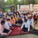 जिल्हा परिषदेच्या प्रशासनाचा दावा फोल ठरवत  आरोग्य कर्मचारी महासंघातर्फे शेकडो कर्मचाऱ्यांरी बसले उपोषणाला