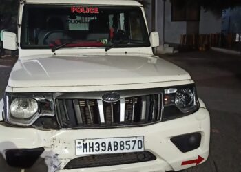 नंदुरबार येथे दोन घरफोडी करणाऱ्या चोरट्यांच्या वाहनाचा पाठलाग करणाऱ्या पोलीसांच्या गाडीला धडक देत चोरटे पसार