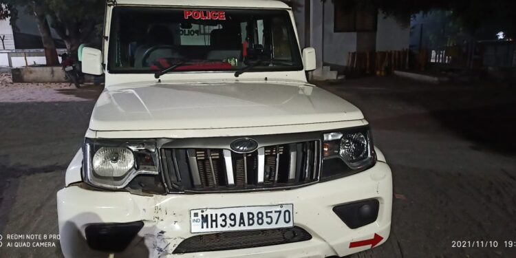 नंदुरबार येथे दोन घरफोडी करणाऱ्या चोरट्यांच्या वाहनाचा पाठलाग करणाऱ्या पोलीसांच्या गाडीला धडक देत चोरटे पसार