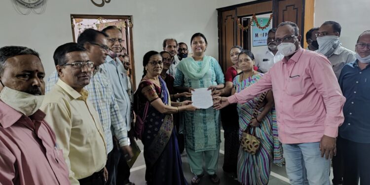 पोस्टात विनाअट भरणा करण्याच्या मागणीसाठी अल्पबचत महिला एजंटांचे खा.डॉ.हिना गावीतांना निवेदन