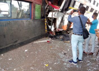 लग्नाचे वऱ्हाड घेऊन जाणाऱ्या बसचा अपघात, 18 प्रवासी जखमी