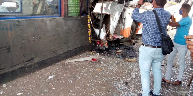 लग्नाचे वऱ्हाड घेऊन जाणाऱ्या बसचा अपघात, 18 प्रवासी जखमी