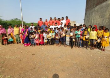 रोटरॅक्ट क्लब ऑफ नंदनगरीतर्फे विद्यार्थ्यांसोबत साजरा केला बालदिन, गरजूंना इंजि. किरण तडवी यांच्या हस्ते वाटप केला फराळ