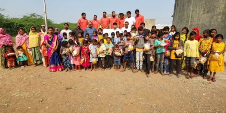 रोटरॅक्ट क्लब ऑफ नंदनगरीतर्फे विद्यार्थ्यांसोबत साजरा केला बालदिन, गरजूंना इंजि. किरण तडवी यांच्या हस्ते वाटप केला फराळ