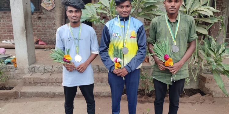 आंतरराष्ट्रीय स्पर्धेसाठी निवड झालेल्या विद्यार्थ्यांचा बिरसा मुंडा जयंतीनिमित्त सत्कार