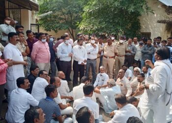 शहादा -शिरपूर व दोंडाईचा रस्त्याच्या दुरुस्तीसाठी शेतकरी संघर्ष समितीतर्फे बांधकाम विभागाच्या अधिकाऱ्यांना घातला घेराव