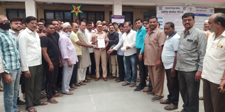 तळोदा येथे व्यापाऱ्यांनी प्रशासनास धरले धारेवर, दरोडेखोरांचा बंदोबस्त करण्याची मागणी