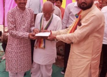 कुटुंब प्रमुख म्हणून नोंद करीत स्व. बाळासाहेब ठाकरे यांच्या पुण्यतिथिनिमित्त युवासेनेतर्फे  गौशाळेला 31 हजाराची भेट