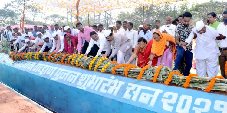 डोकारे येथील आदिवासी सहकारी साखर कारखाना देण्यात आला १५ वर्षापर्यत भाडेतत्वावर