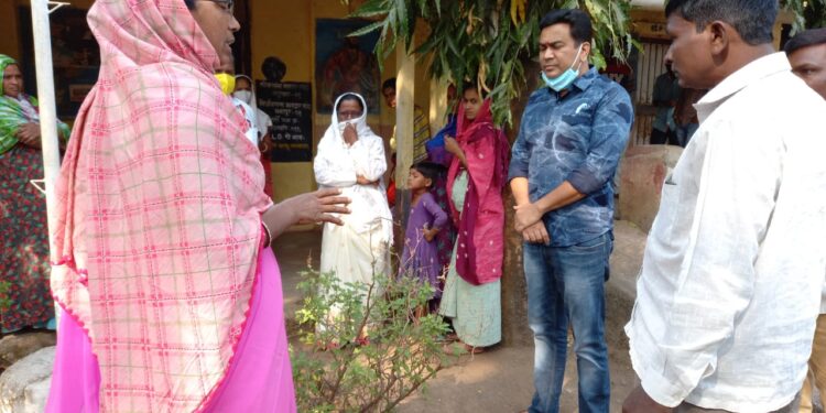 चिखली येथे जि. प. आरोग्य व शिक्षण सभापती अजित नाईक यांची लसीकरण केंद्रास भेट