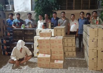 कोराई शिवारात औषधांच्या खोक्यांसमवेत लपवून नेला जाणारा साडेसव्वीस लाखांच्या  विदेशी मद्यसाठ्यासह 38 मुद्देमाल  जप्त