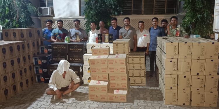 कोराई शिवारात औषधांच्या खोक्यांसमवेत लपवून नेला जाणारा साडेसव्वीस लाखांच्या  विदेशी मद्यसाठ्यासह 38 मुद्देमाल  जप्त