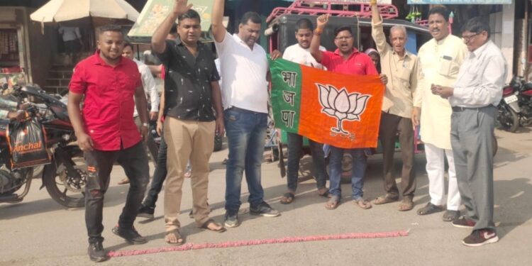 डीडीसी बॅकेच्या सदस्यपदी अमरसिंग गावीत विजयी झाल्याने भाजपातर्फे साजरा करण्यात आला जल्लोश