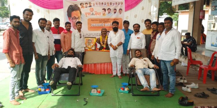 स्व.बाळासाहेब ठाकरे यांच्या स्मृतिदिनानिमित्त भव्य रक्तदान शिबिर उत्साहात