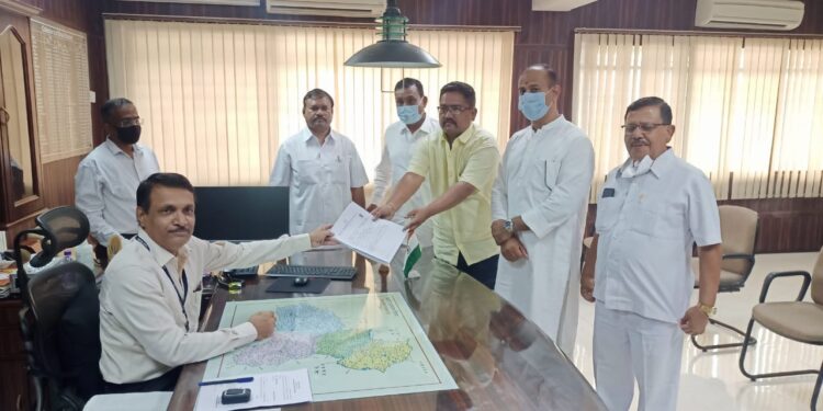 विधान परिषदेच्या जागेसाठी काँग्रेसतर्फे नगरसेवक गौरव वाणी व भाजपातर्फे आ.अमरिशभाई पटेल यांचे नामांकन दाखल