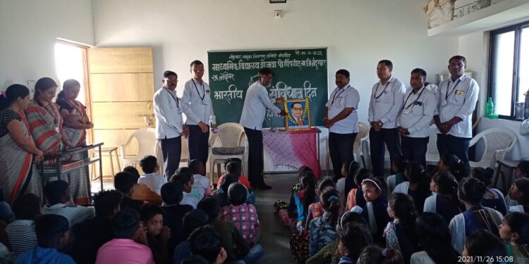 शेजवा येथील माध्यमिक विद्यालयात संविधान दिनानिमित्त विविध कार्यक्रमांचे आयोजन