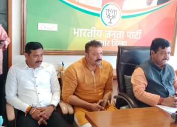 बंद पडलेले कारखाने व त्यांची जमीन कवडीमोल भावात विकत घ्यायचे व तेच कारखाने पुन्हा सुरू करायचे असा सत्ताधारी नेत्यांचा उद्योग : विरोधी पक्षनेते प्रवीण दरेकर