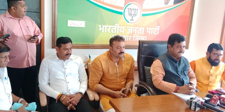 बंद पडलेले कारखाने व त्यांची जमीन कवडीमोल भावात विकत घ्यायचे व तेच कारखाने पुन्हा सुरू करायचे  असा  सत्ताधारी नेत्यांचा उद्योग : विरोधी पक्षनेते प्रवीण दरेकर