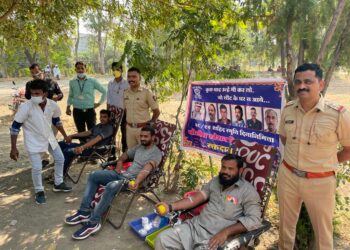 विसरवाडी पोलीस ठाण्यात ३५ रक्तदात्यांनी केले रक्तदान