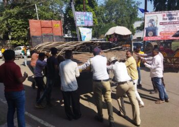 वाहतूक पोलिसांच्या मदतीने बंद पडलेला ट्रक केला बाजूला