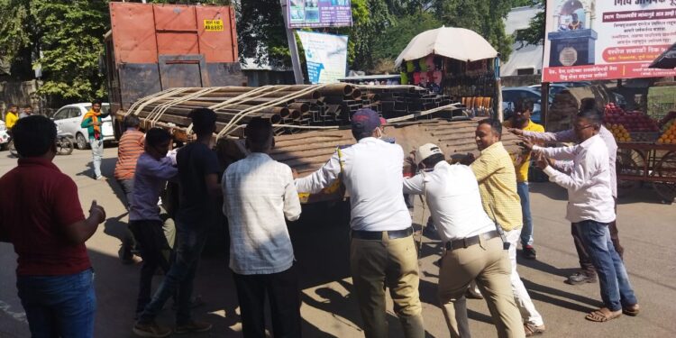 वाहतूक पोलिसांच्या मदतीने बंद पडलेला ट्रक केला बाजूला