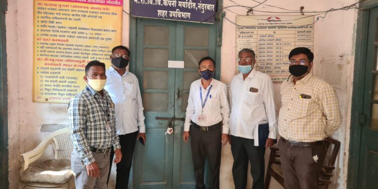 थकबाकीवरुन महावितरण-तहसिलचा एकमेंकांना शॉक तहसिलचा वीज पुरवठा खंडीत केल्याने तहसिलदारांनी महावितरणचे कार्यालय केले सील, वाद पोहचला जिल्हाधिकाऱ्यांच्या कोर्टात