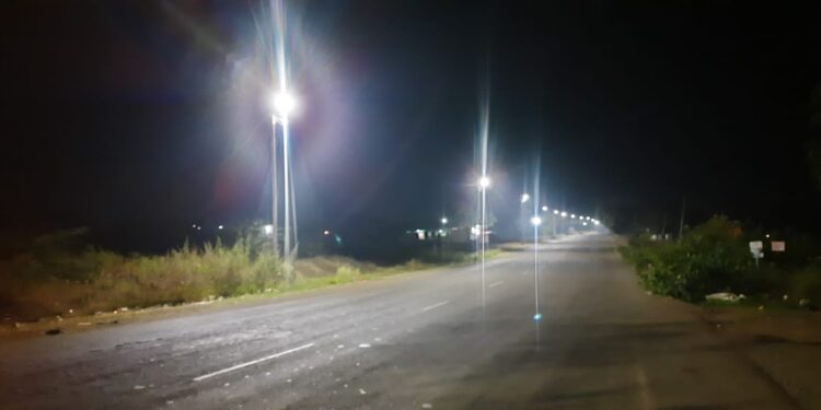 पथदिव्यांच्या प्रकाशाने नंदूरबार शहरातील वसाहती झळाळल्या, नागरी सुविधेत भर: नवापूर चौफुली ते जिल्हा रुग्णालयापर्यंत रस्ते प्रकाशमान