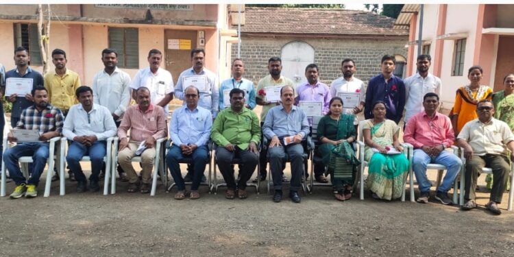 धुळे घटक कृषि तंत्र विद्यालय येथे प्रशस्तीपत्र वाटप