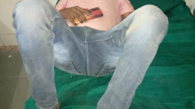 बिबट्याला बघून पळालेल्या युवकांनी दुचाकी घसरली, दोघे युवक झाले जखमी