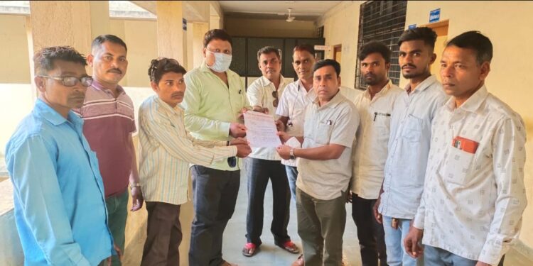 राष्ट्रीय महामार्गाचे काम निकृष्ठ दर्जाचे, आदिवासी विद्यार्थी संघटनेतर्फे तहसीलदारांना निवेदन